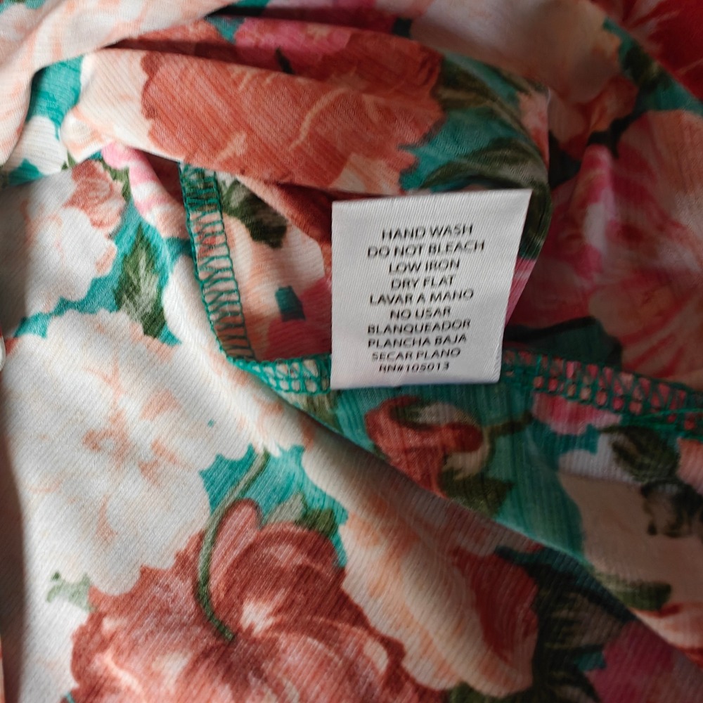Dear Scarlett Lizzie Wrinkle free Multi Floral Split Neck Cap Sleeve Blouse 3XL - Picture 9 of 9